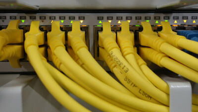 Gelbe Kabel in einem Schaltschrank