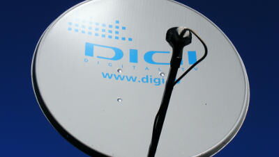 Lichtgraue Satellitenschüssel mit hellblauem Logo Digi